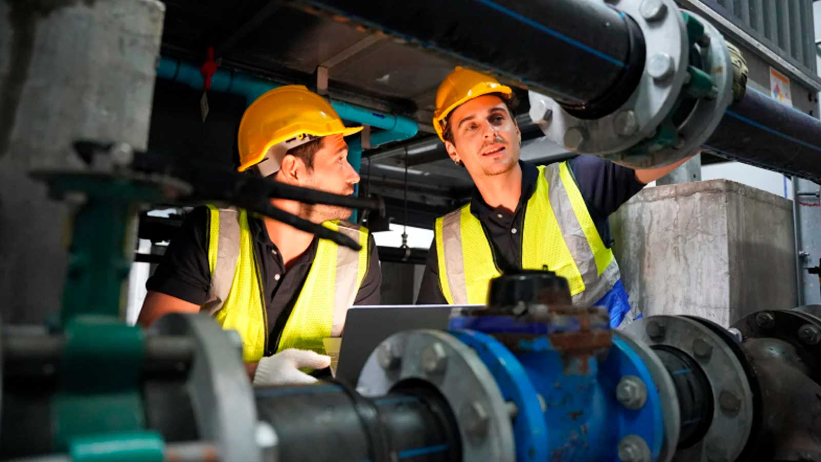 Trabajadores industriales en una oferta de empleo del SAE en Andalucía