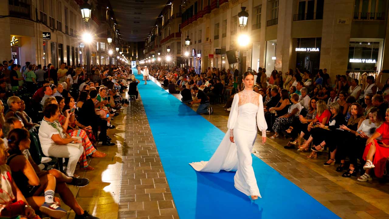Pasarela Larios de Málaga con modelos desfilando por la calle Marqués de Larios