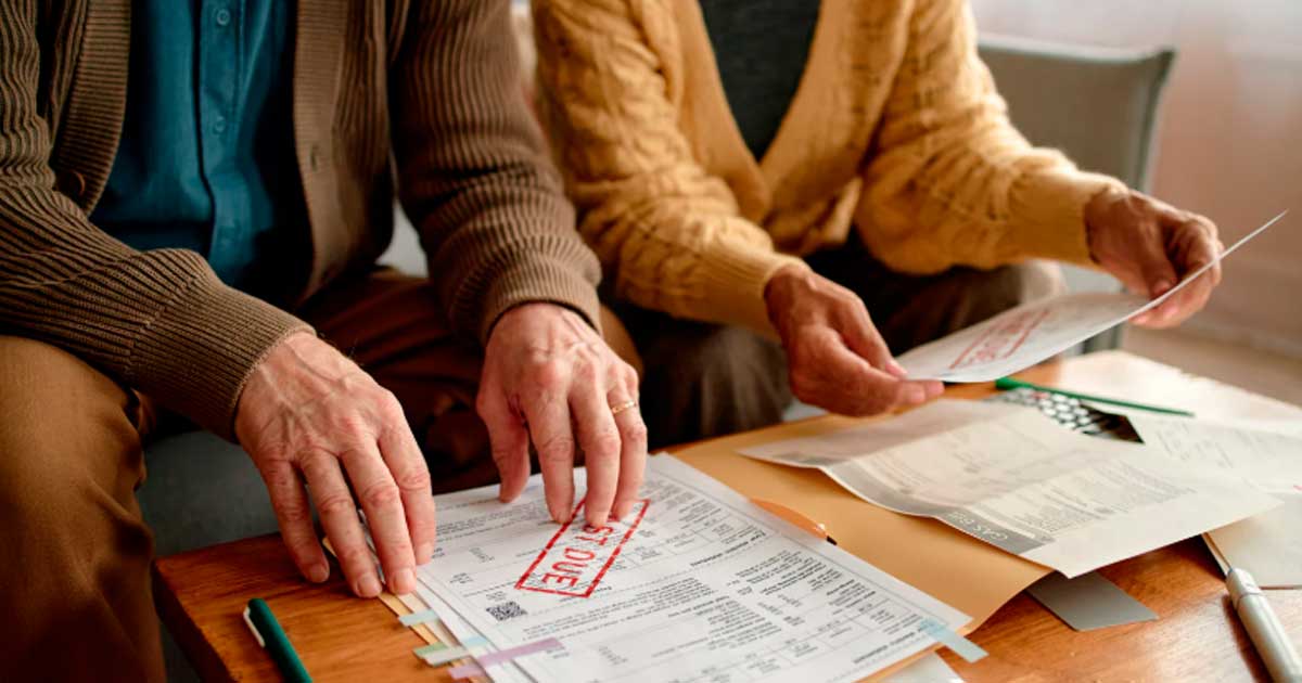 Familiares revisando documentos para solicitar una pensión en favor de familiares