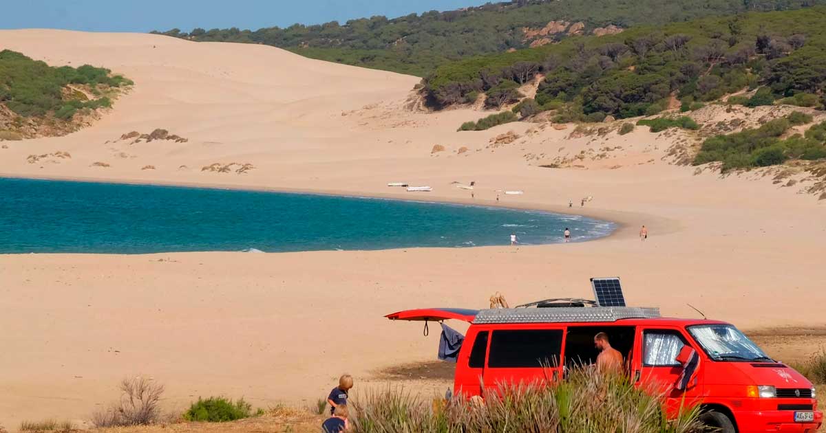 Playa de Bolonia en Cádiz con su gran duna junto al mar