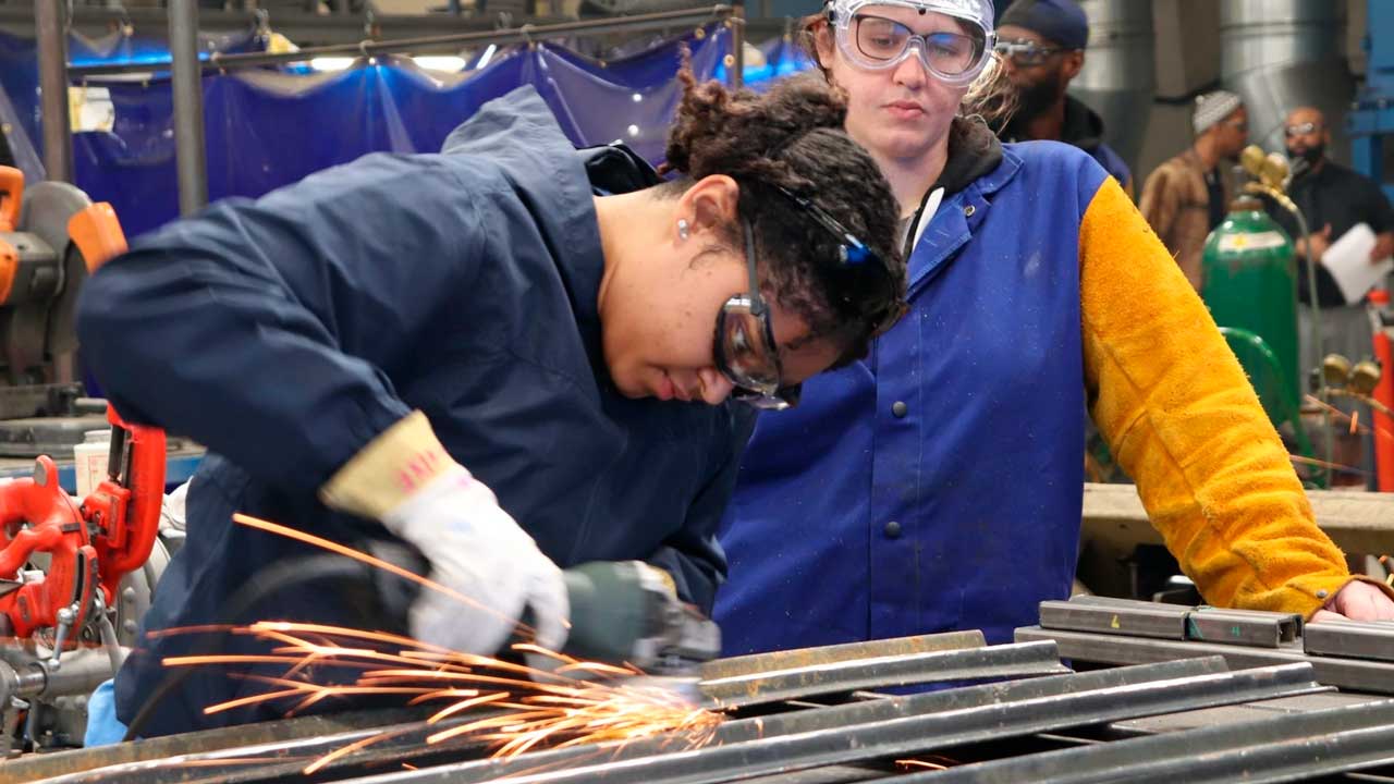Alumnas de Formación Profesional realizan prácticas en un taller