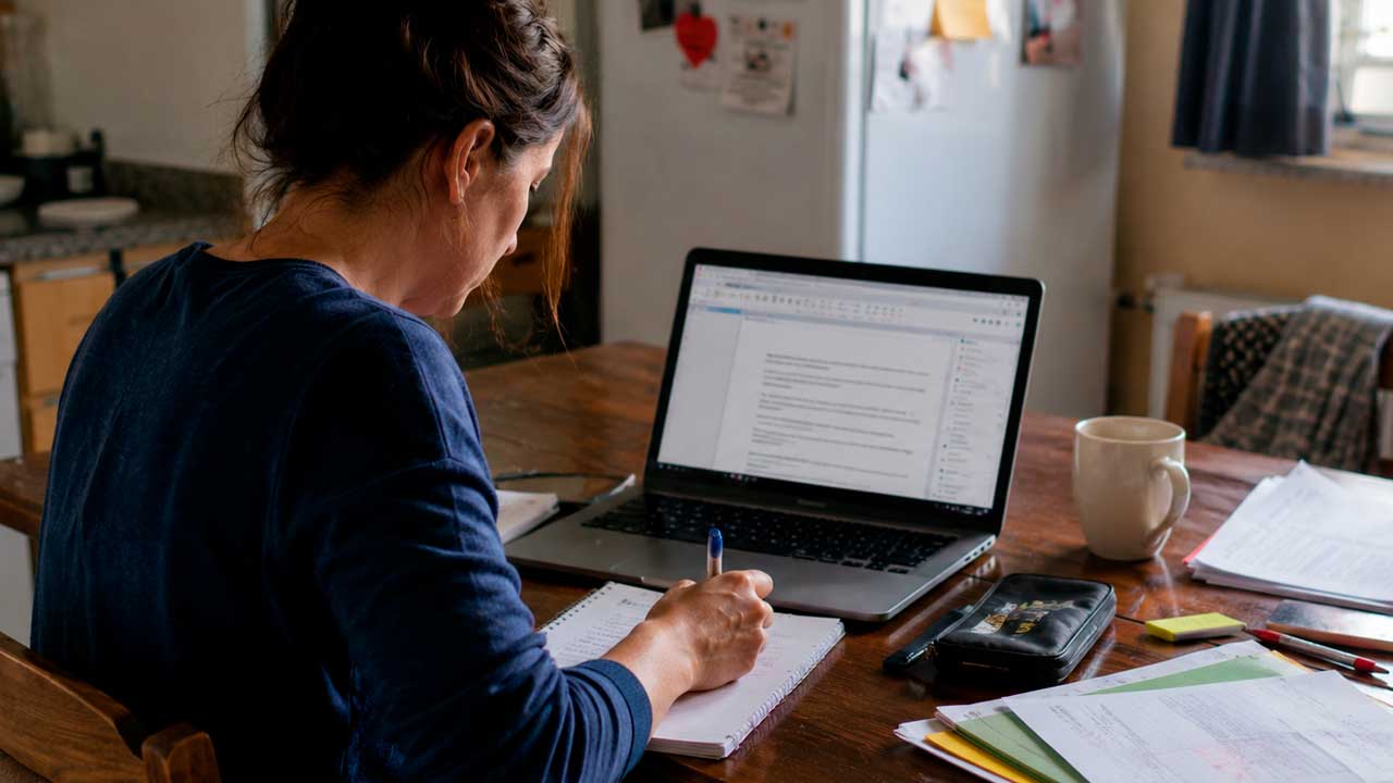 Profesora de Andalucía realizando tareas docentes a distancia desde casa