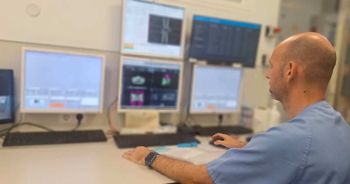 Profesional del SAS revisando pruebas diagnósticas en un hospital de Andalucía