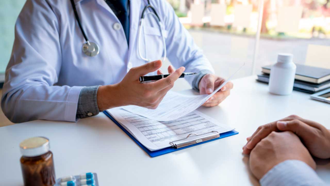 Paciente consulta con un médico para solicitar una segunda opinión médica en Andalucía