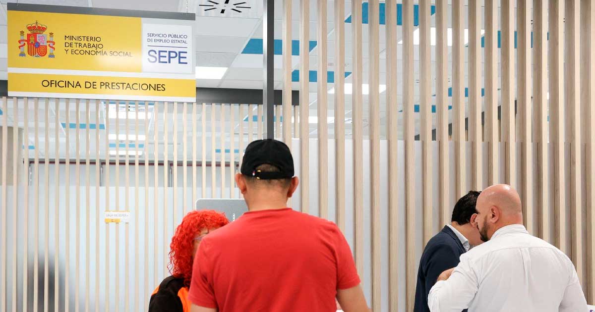 Personas en una oficina del SEPE para gestionar la prestación por desempleo