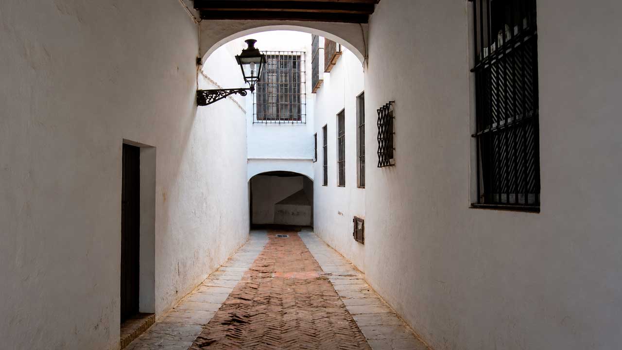 Calle de la antigua judería de Sevilla en el barrio de Santa Cruz