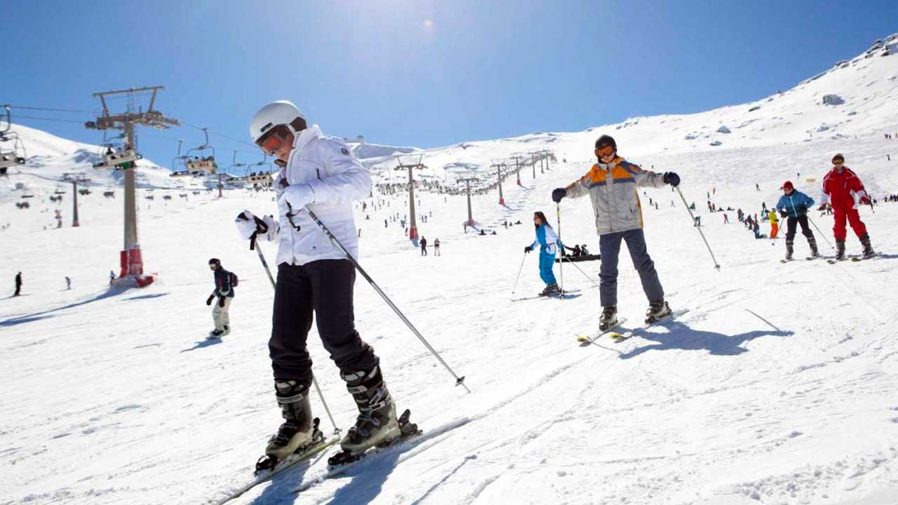 Esquiadores en las pistas de Sierra Nevada durante la temporada de esquí