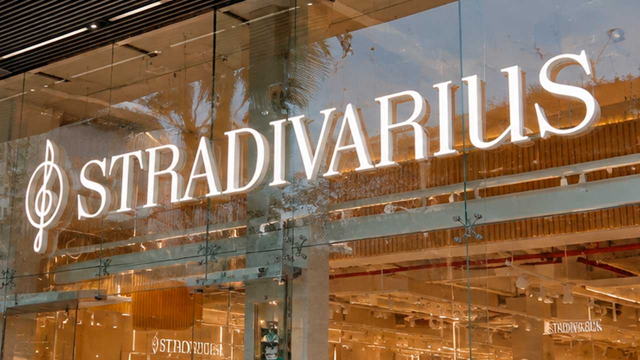 Fachada de Stradivarius relacionada con el despido de una trabajadora en Málaga