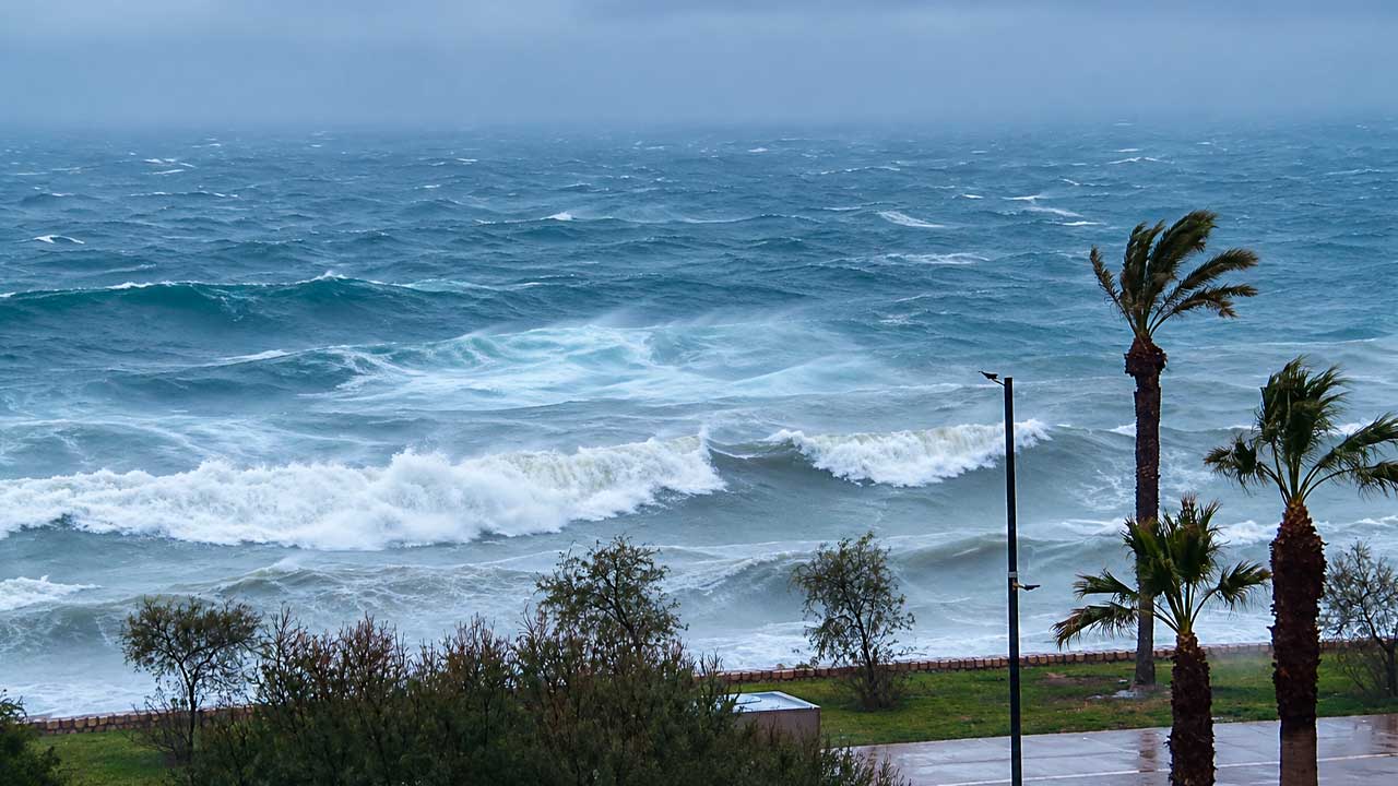 Fuerte viento y oleaje en la costa de Andalucía durante un episodio de inestabilidad