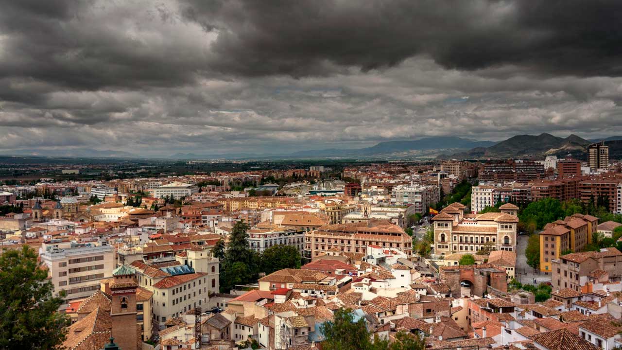 Cielo cubierto de nubes sobre la ciudad de Granada.