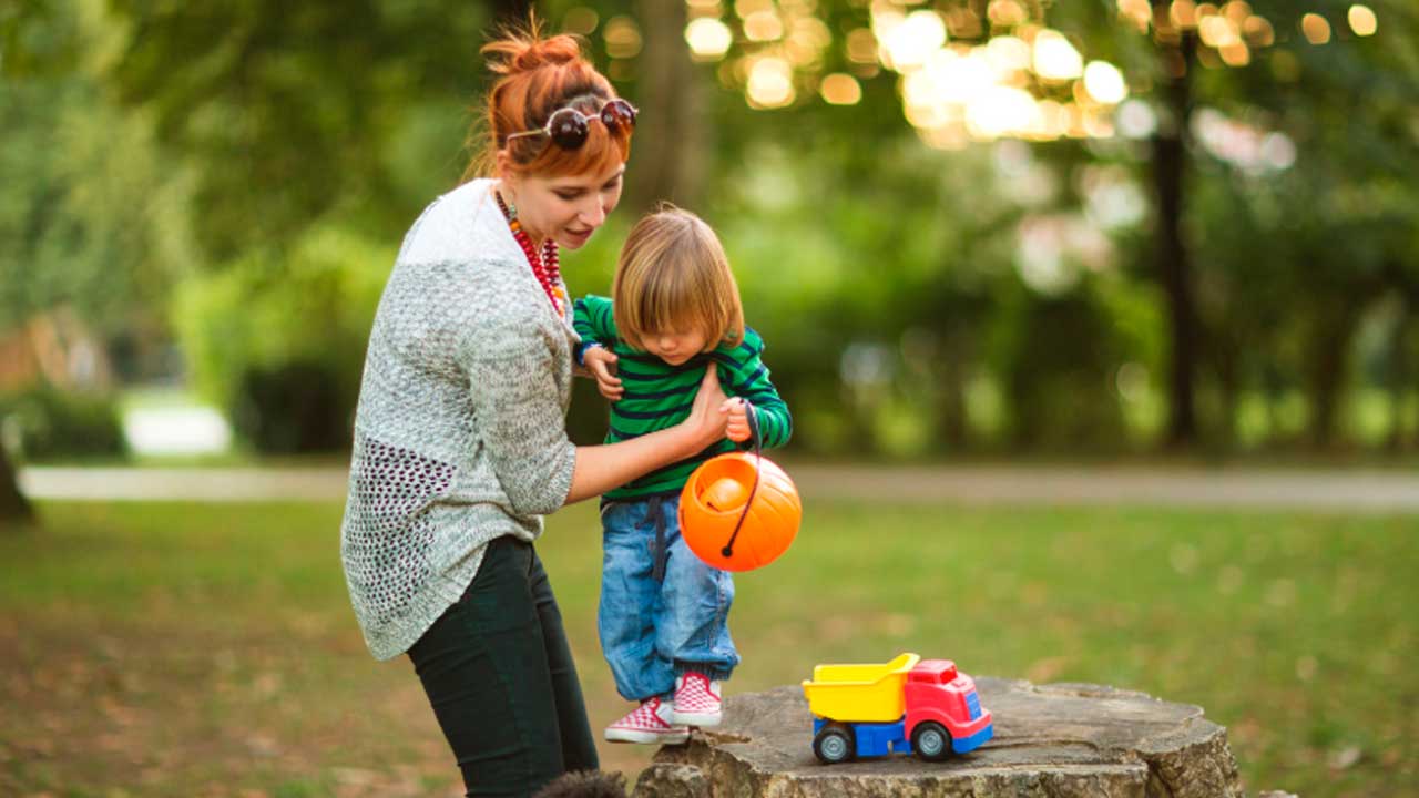 Madre con su hijo en un parque en Andalucía