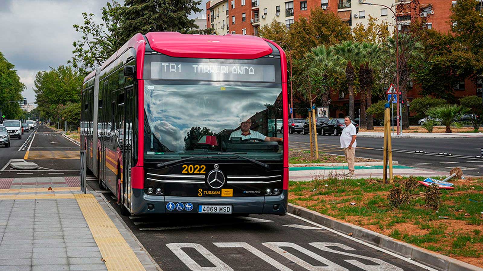 Tranvibús TB1 de Sevilla que conecta Torreblanca con la Plaza del Duque