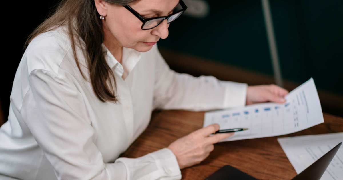 Mujer revisando documentación para solicitar el pago único del paro