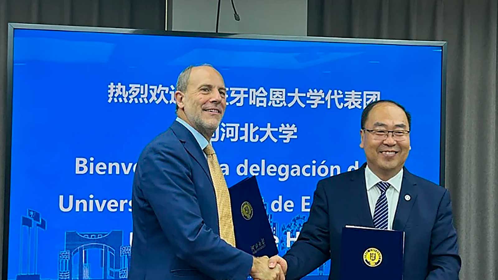Representantes de la Universidad de Jaén y la Universidad de Hebei tras la firma de su acuerdo de colaboración
