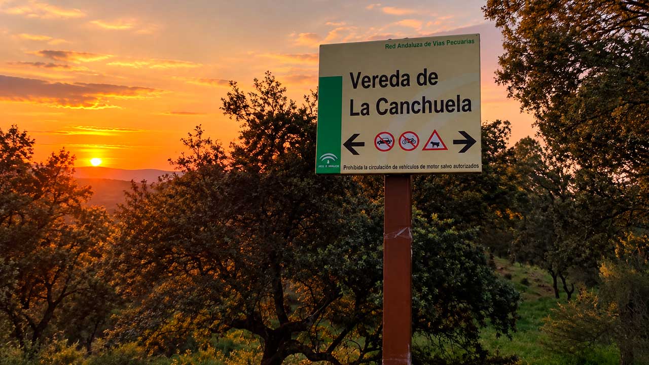 Cartel de la Vereda de la Canchuela en Córdoba al atardecer