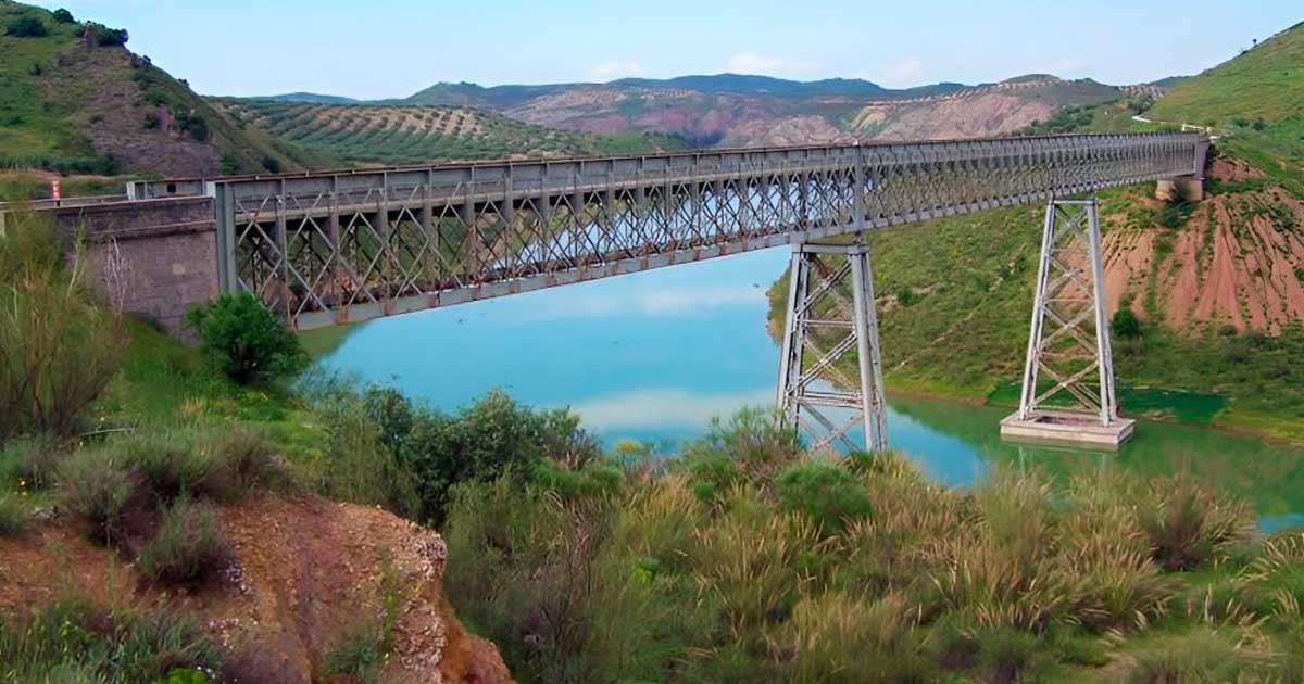 Antiguo puente ferroviario sobre un embalse en una vía verde de Andalucía