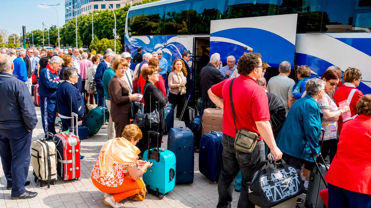 Personas mayores con maletas preparadas para un viaje del Imserso 2026-2027 en Andalucía