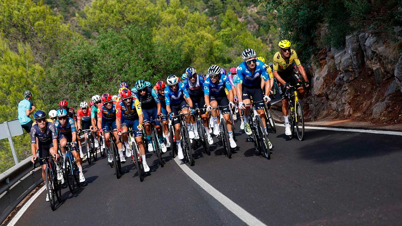 Pelotón de La Vuelta durante una etapa de montaña