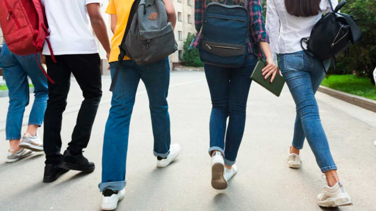 Estudiantes regresan a clase en un instituto de Andalucía