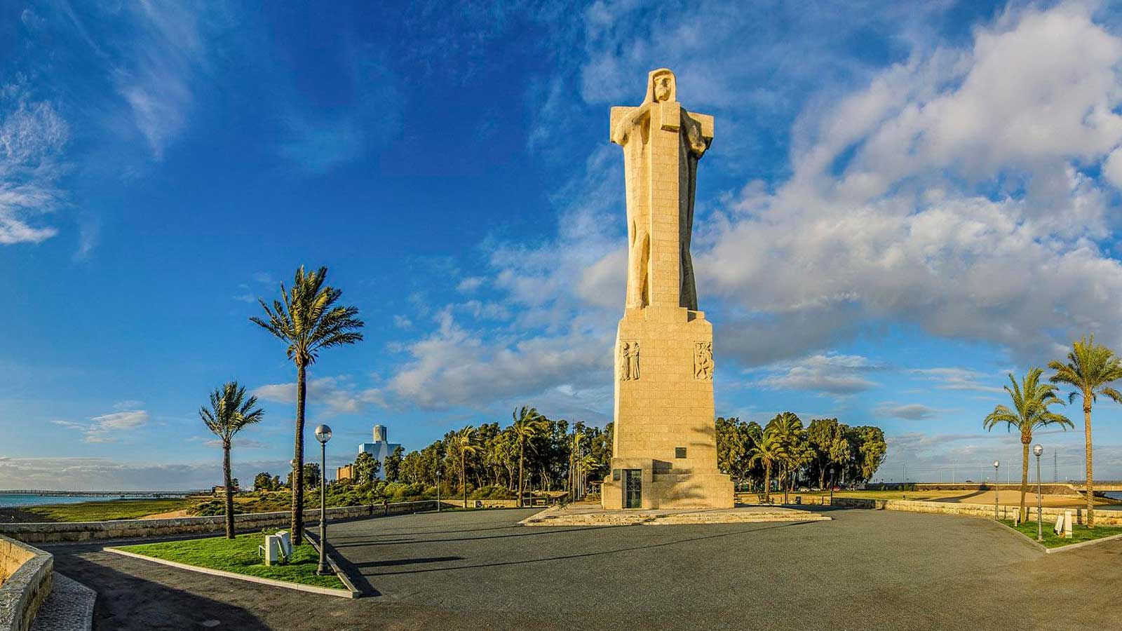Monumento a la Fe Descubridora en Huelva, símbolo de la relación de Andalucía con el viaje de Colón de 1492.