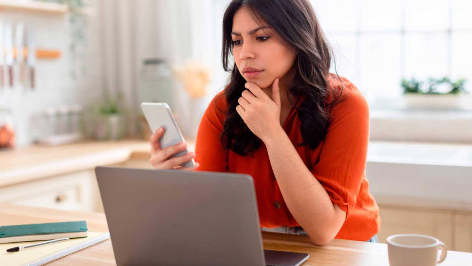 Mujer consulta el móvil al intentar renovar su demanda de empleo
