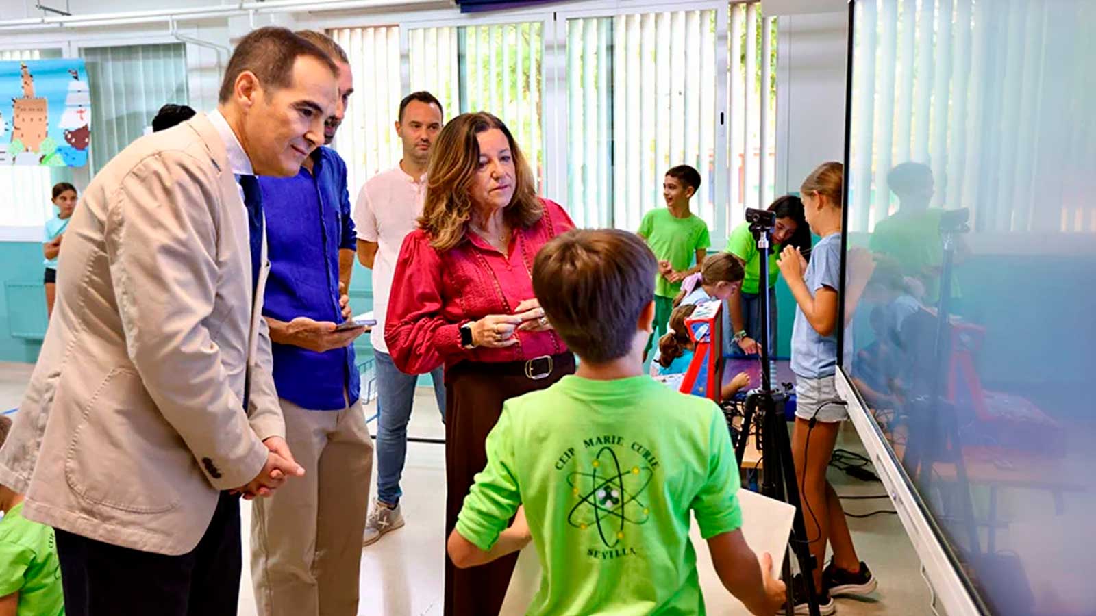Alumnado del CEIP Marie Curie de Sevilla durante la presentación del aula móvil STEAM de Andalucía