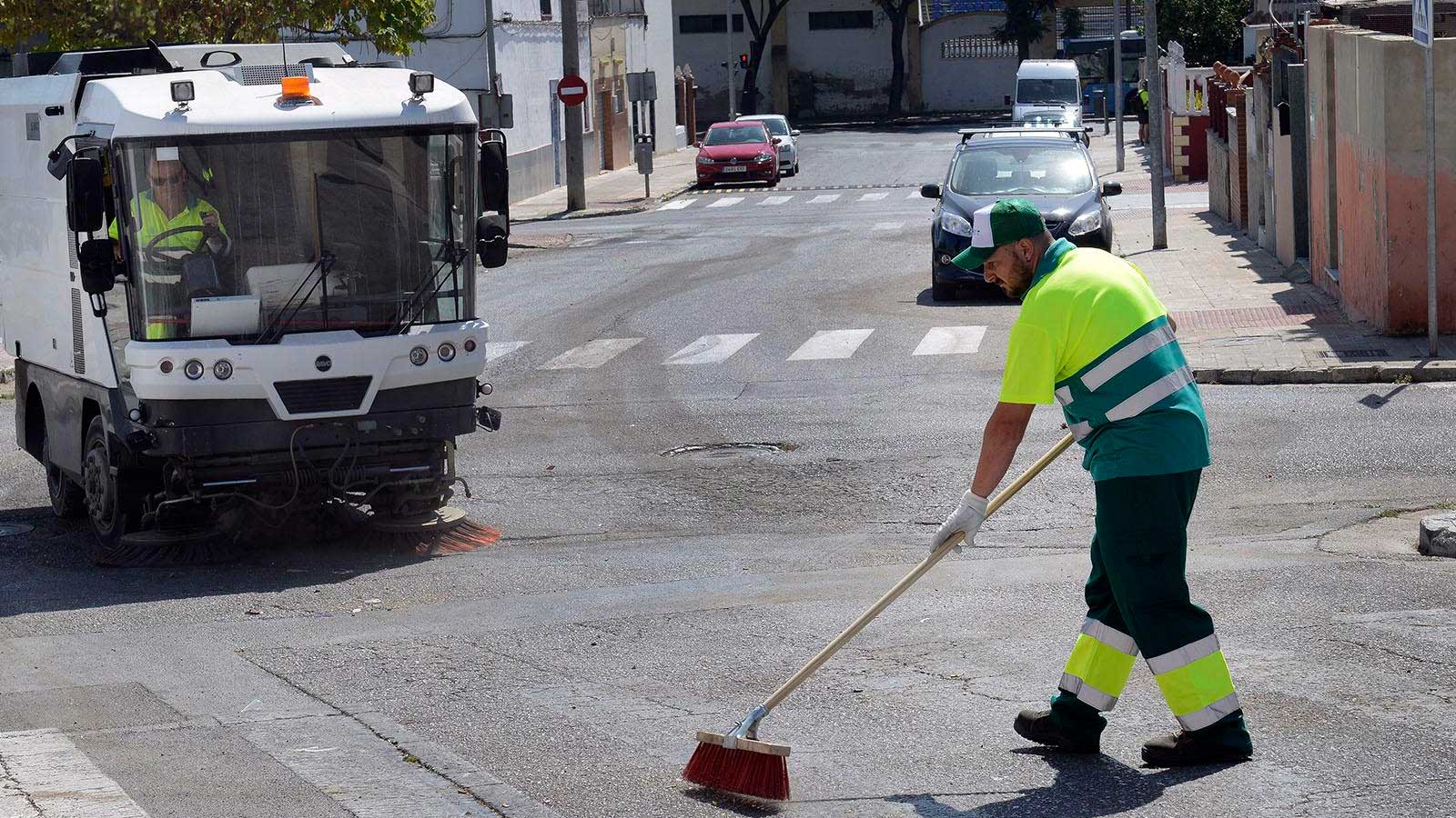 Barrendero trabajando en la calle en una noticia sobre el paro del SEPE