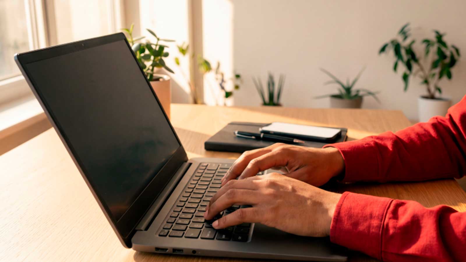 Persona realizando por internet el cambio de domicilio para Hacienda, Seguridad Social y DGT