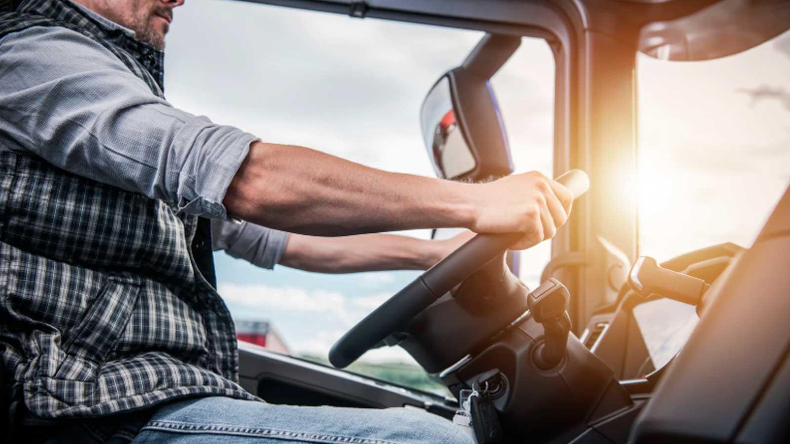 Camionero conduciendo un camión, imagen de recurso sobre un despido improcedente tras un accidente laboral.