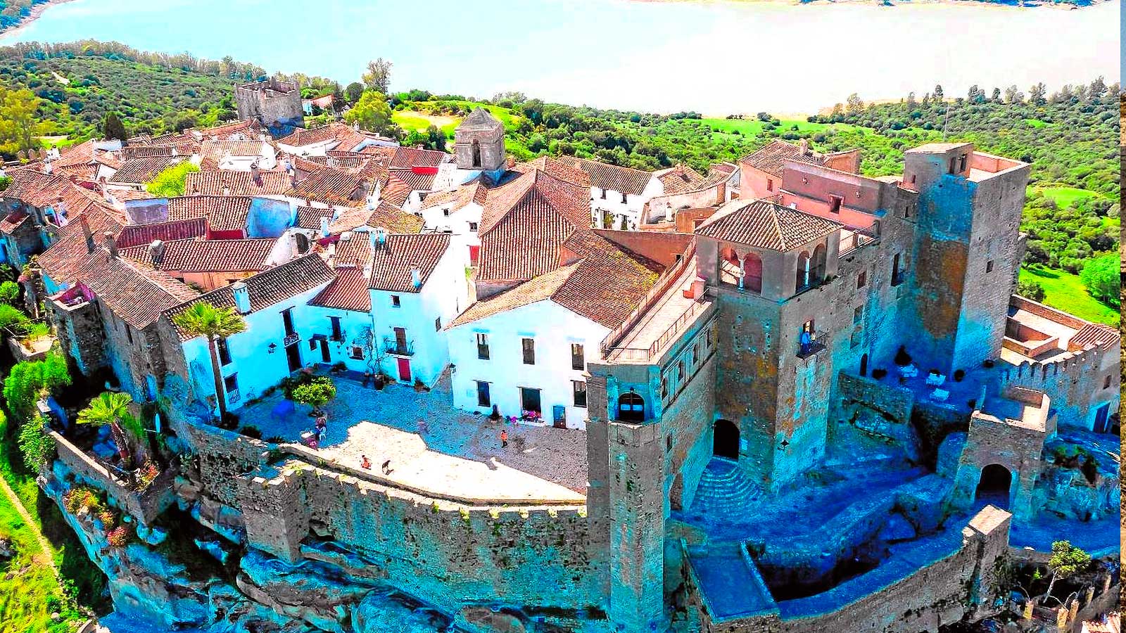 Vista aérea de Castellar Viejo, con sus casas blancas rodeadas por las murallas de un castillo medieval en Cádiz