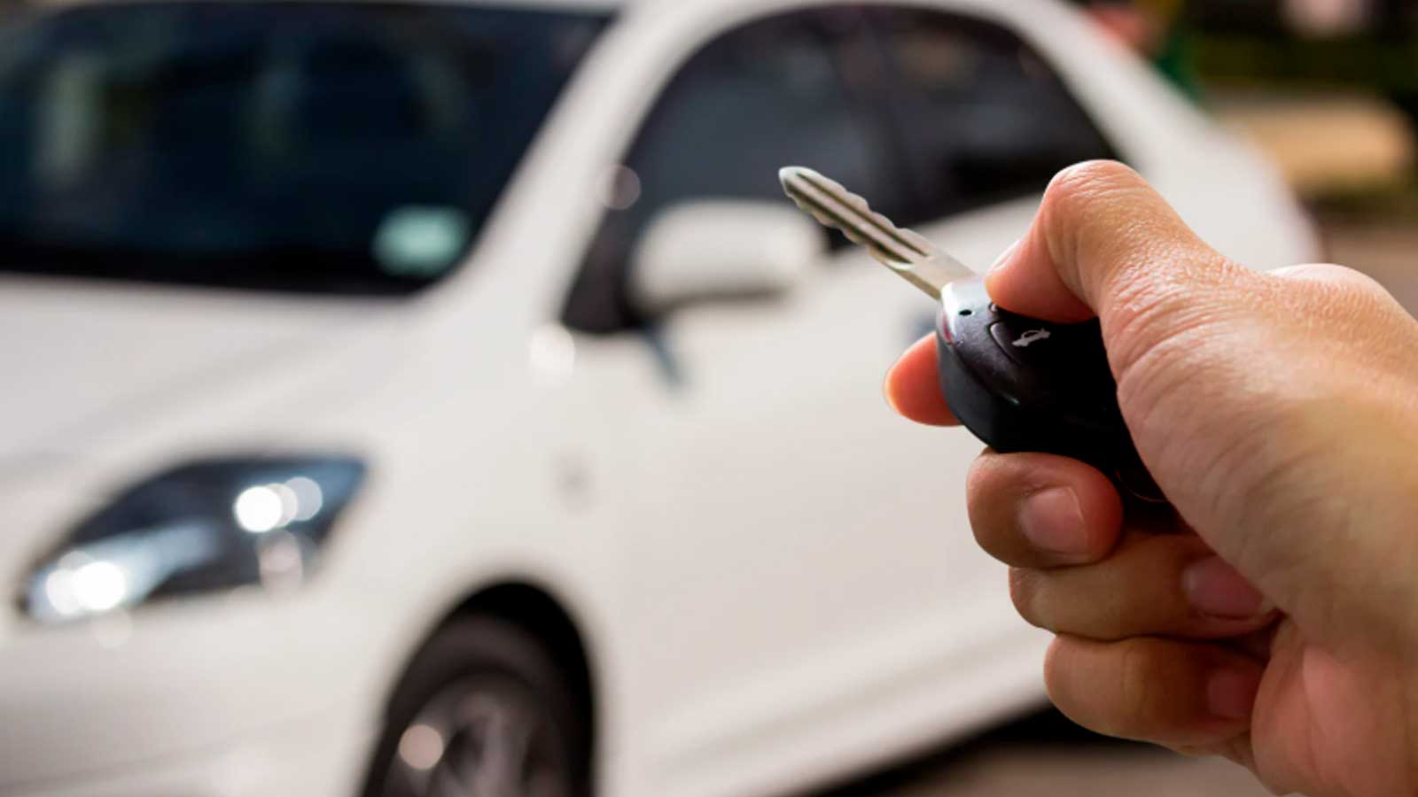 Una persona sostiene las llaves de un coche de segunda mano en Andalucía, donde la compraventa entre particulares está sujeta al ITP.