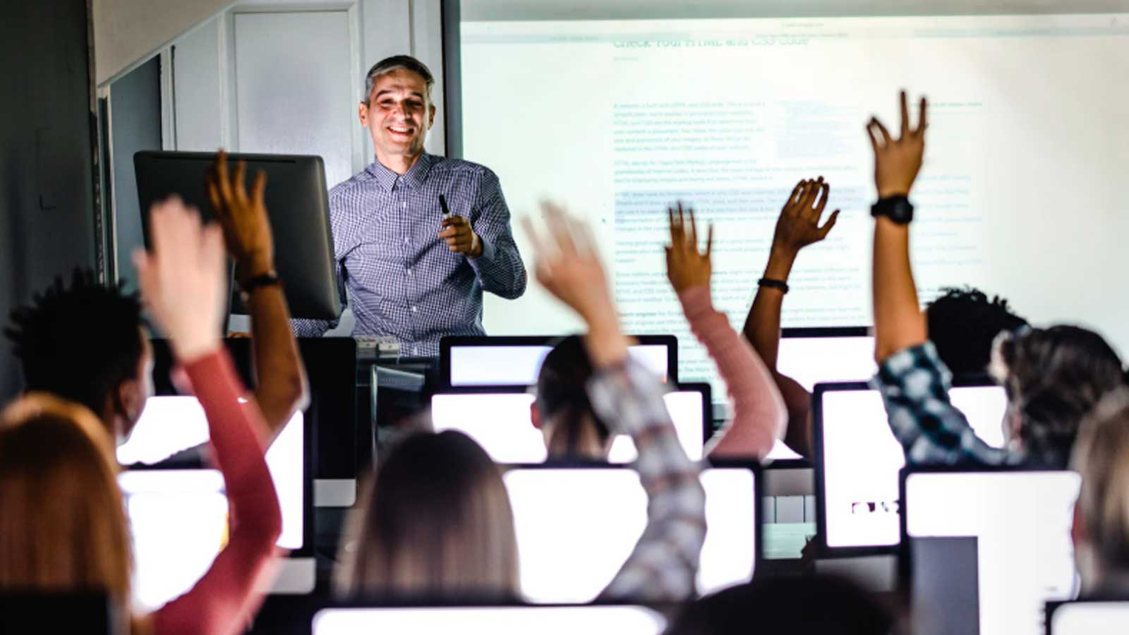 Alumnos en un aula de informática durante un curso de formación tecnológica