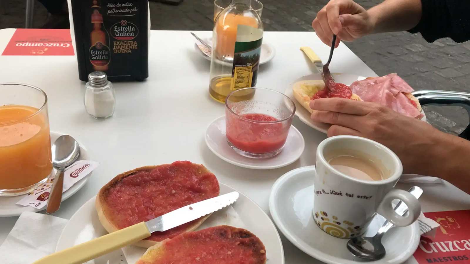 Desayuno típico de Andalucía con tostadas de tomate, aceite de oliva y café