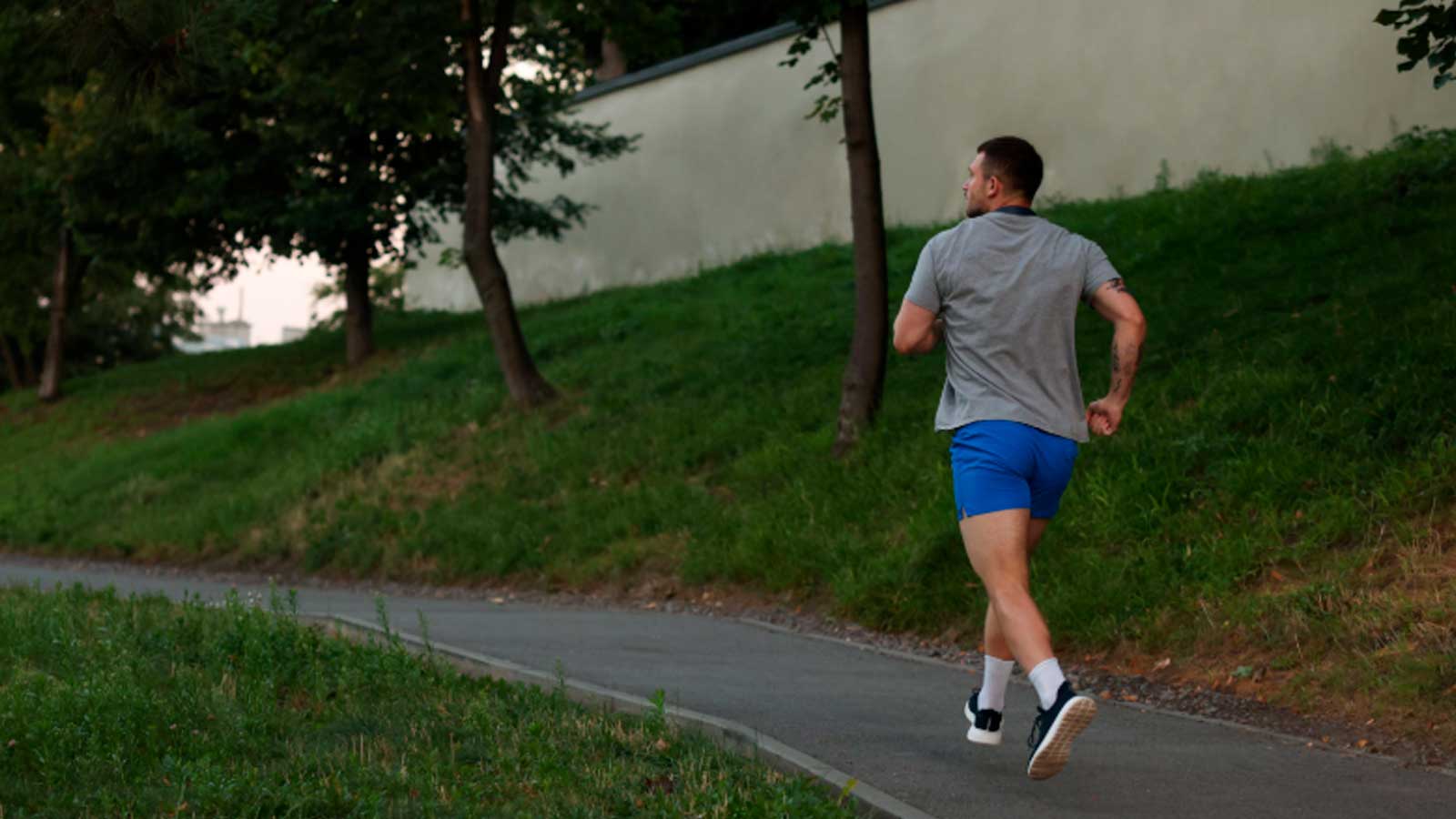Trabajador saliendo a correr durante sus horas sindicales
