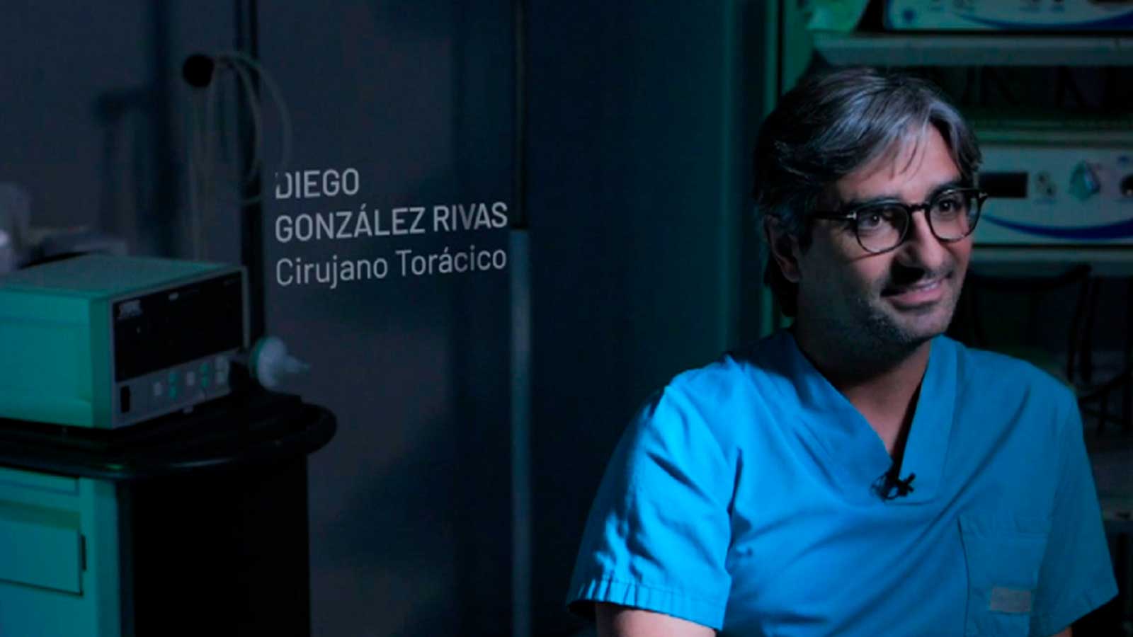 Diego González Rivas, especialista en cirugía torácica mínimamente invasiva, durante una entrevista con uniforme médico.