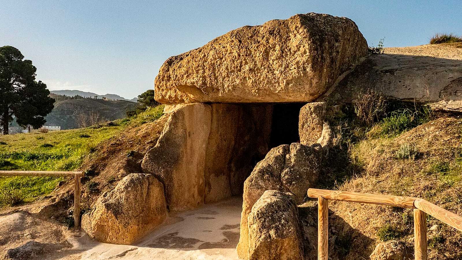 Entrada al dolmen de Menga en Antequera, Málaga, un monumento prehistórico de unos 6.000 años.