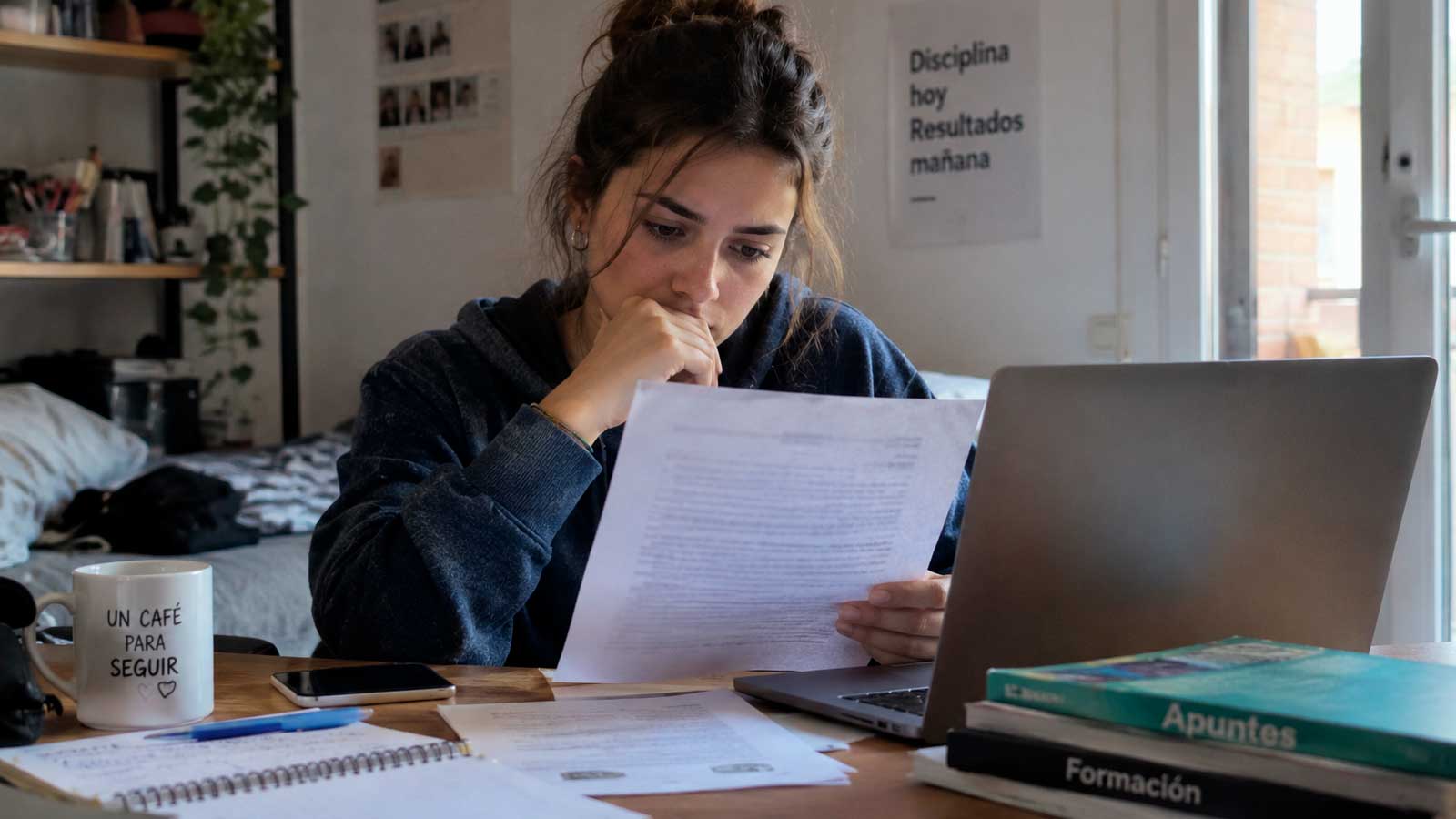 Estudiante consultando una notificación sobre la devolución de una beca en Andalucía