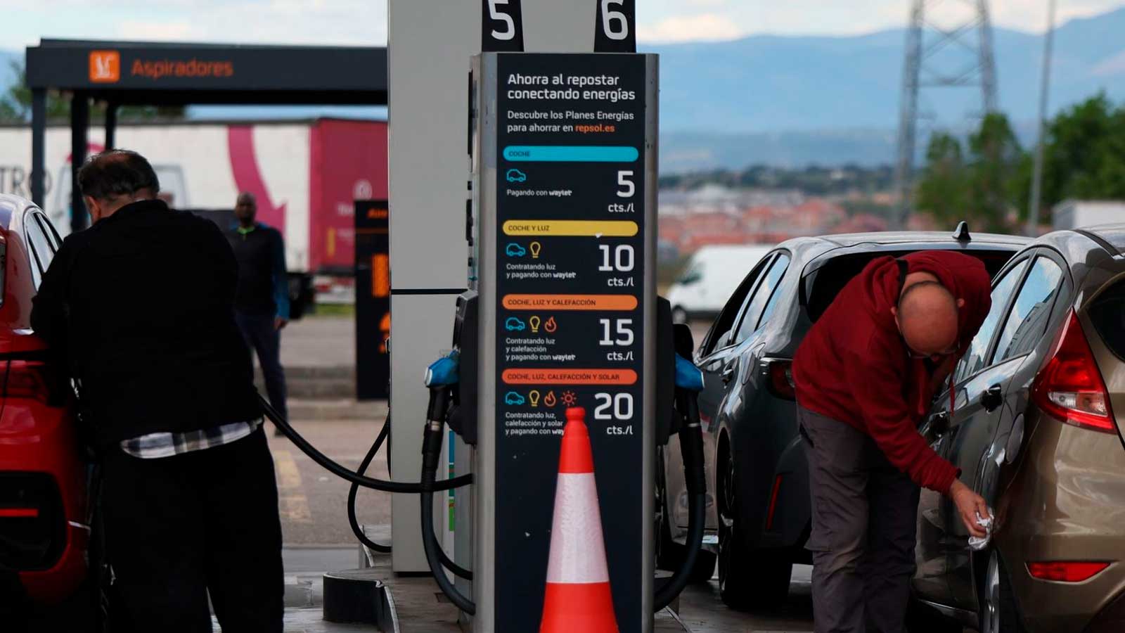 Conductores repostando en una gasolinera para llenar el depósito