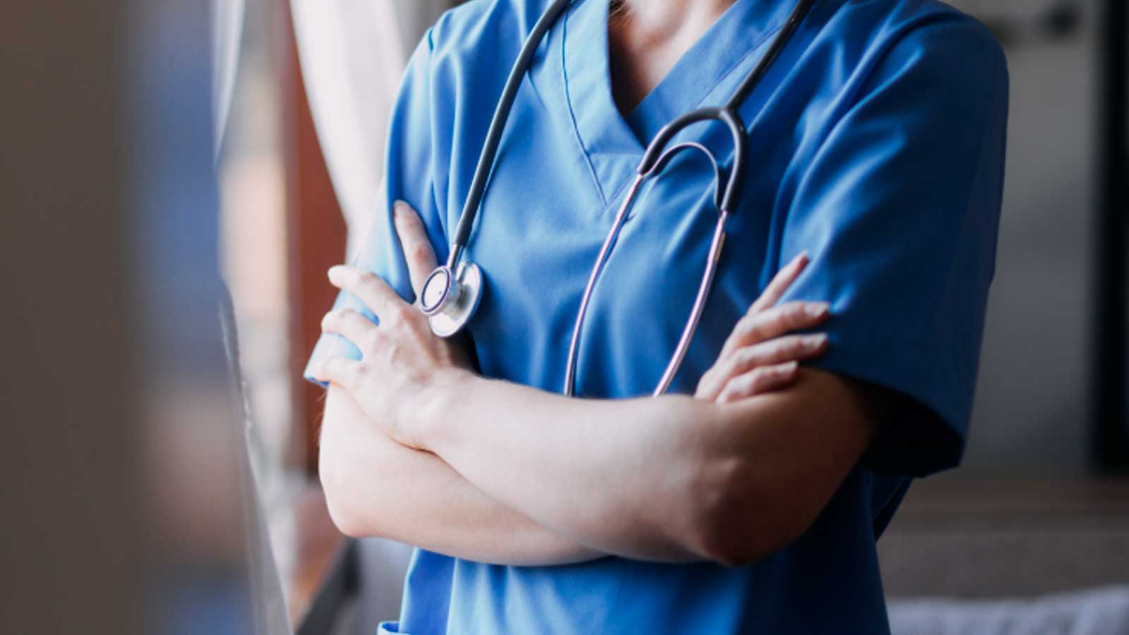 Profesional sanitario con uniforme azul y fonendoscopio ante la huelga de médicos convocada en Andalucía para noviembre de 2026.