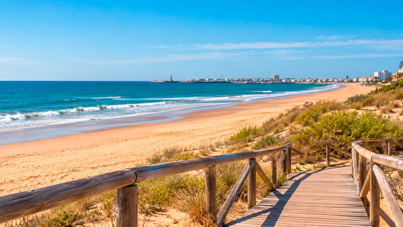Ilustración de una playa de Isla Cristina, en Huelva, con arena dorada, dunas y una pasarela de madera junto al mar.