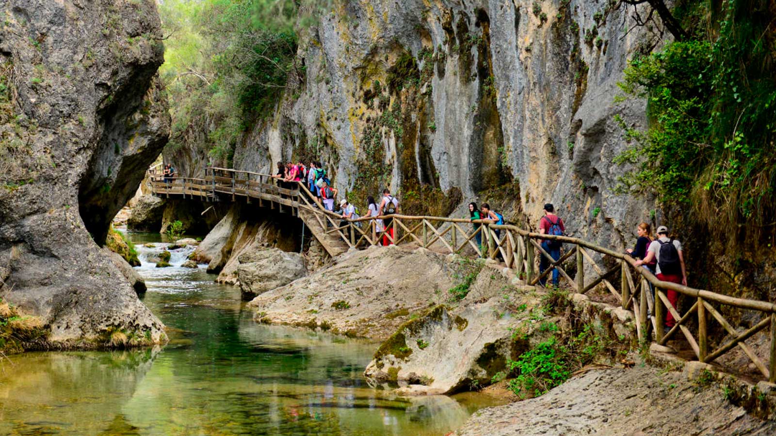 Turistas recorren una ruta natural en la Sierra de Cazorla, en Jaén
