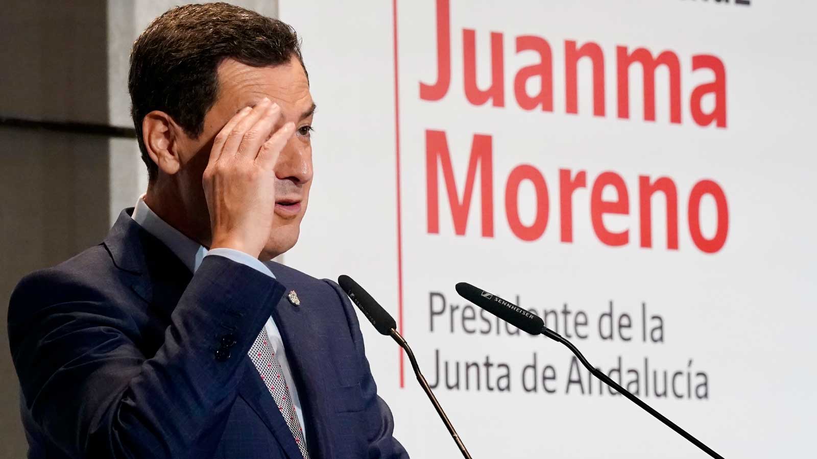 Juanma Moreno durante el anuncio de la rebaja del IRPF en Andalucía