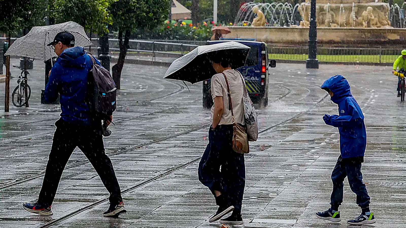 Personas con paraguas durante una jornada de lluvia en Andalucía