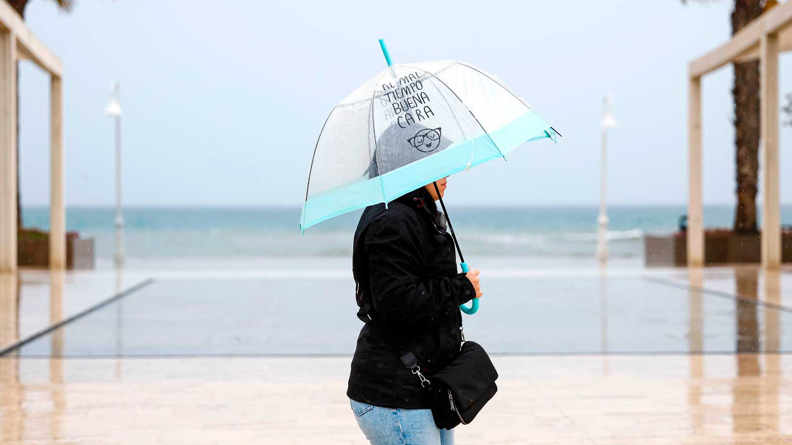 Mujer con paraguas bajo la lluvia en Andalucía antes del puente del 12 de octubre