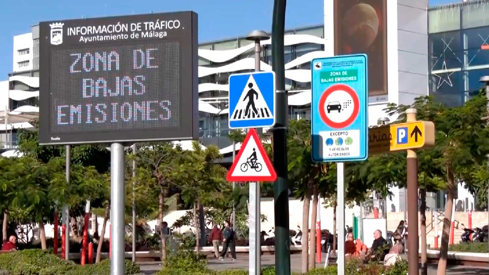 Panel informativo y señal de la Zona de Bajas Emisiones de Málaga, donde se suspenden las multas tras una sentencia del TSJA.