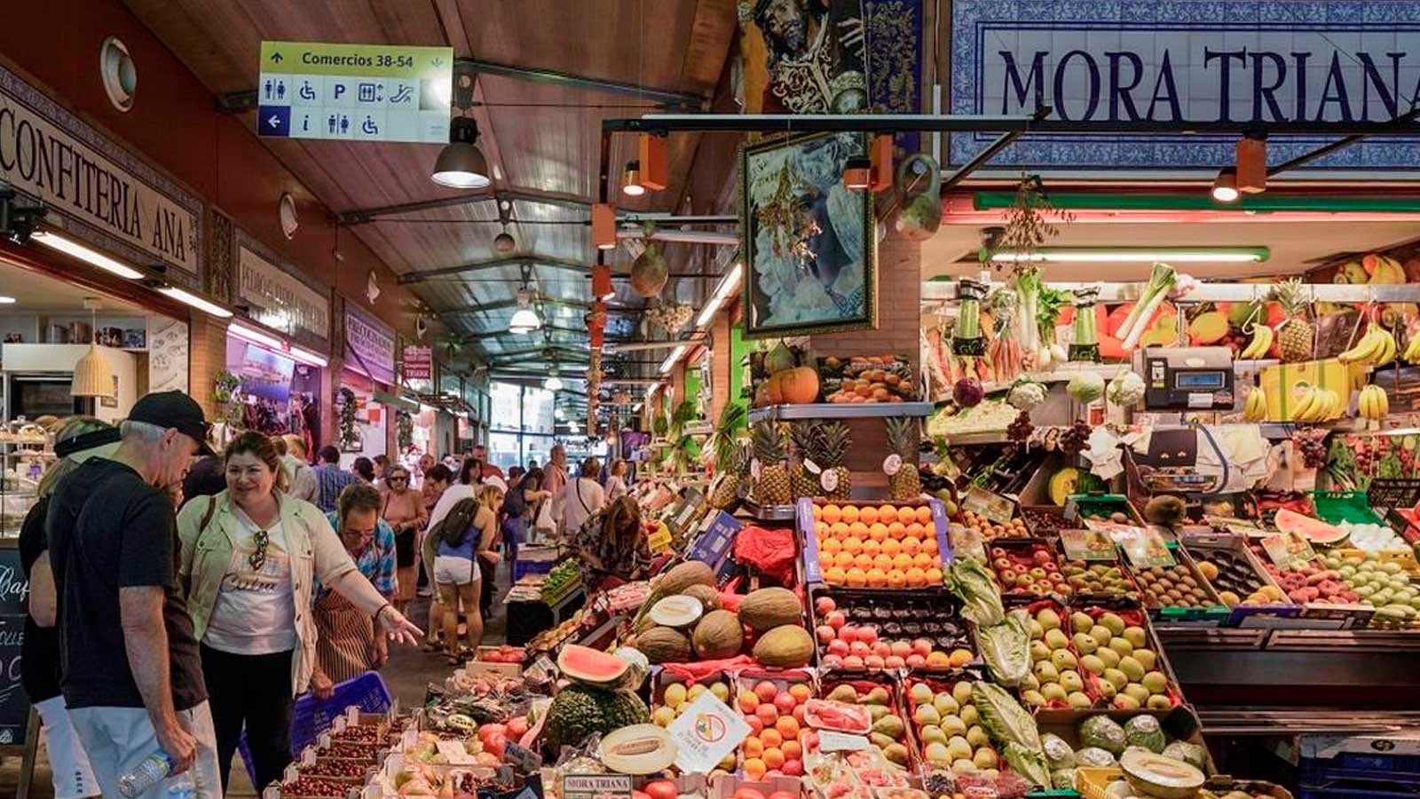 Puestos de frutas y productos frescos en el Mercado Central de Atarazanas de Málaga