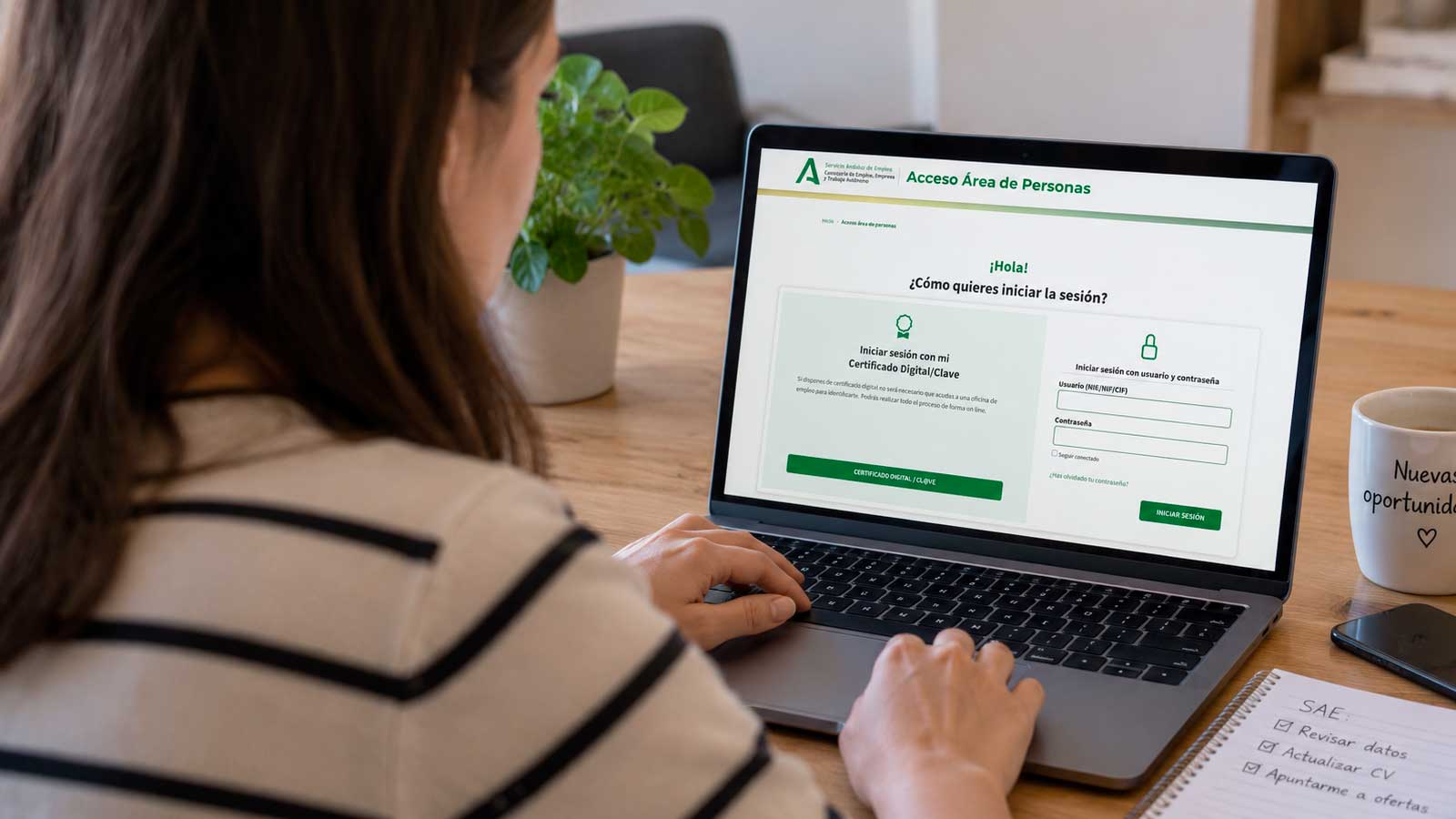 Mujer revisando su demanda de empleo del SAE desde un ordenador portátil