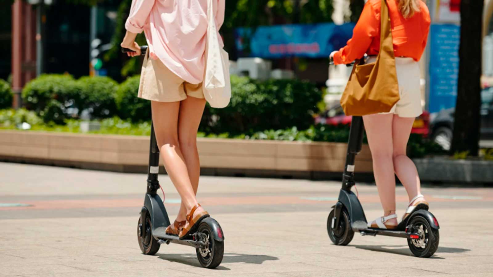 Dos personas circulando en patinete eléctrico tras las nuevas normas de la DGT