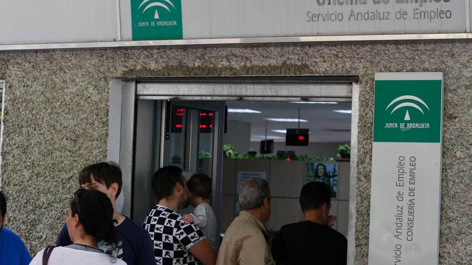 Personas en una oficina del Servicio Andaluz de Empleo en Andalucía
