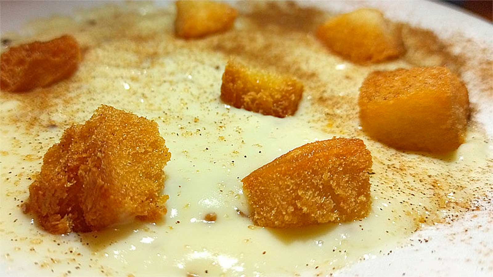 Poleá andaluza casera elaborada con harina, leche y azúcar, acompañada de canela y picatostes de pan frito.